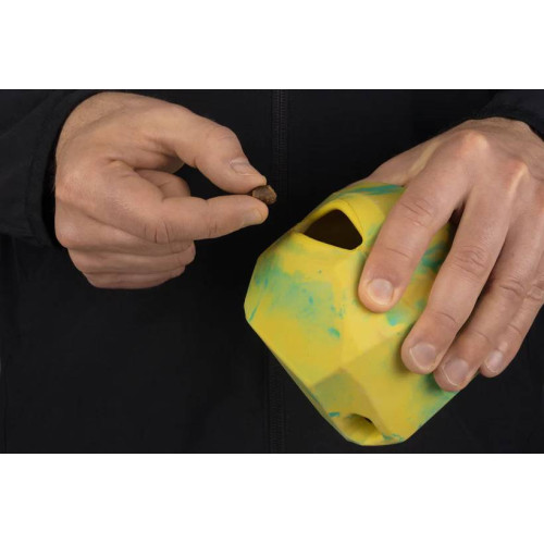 Іграшка-годівниця Gnawt-a-Rock™ з каучуку зелена для собак Ruffwear